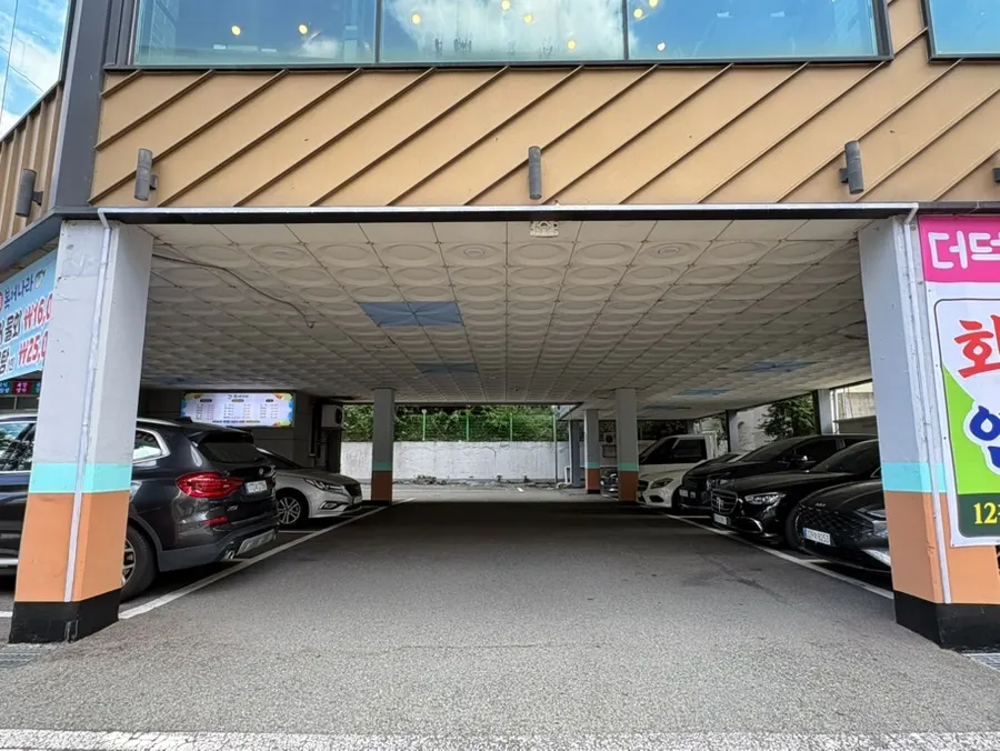 Exterior of the Hadan building where Yukganmyeongga is located, with ground-floor parking