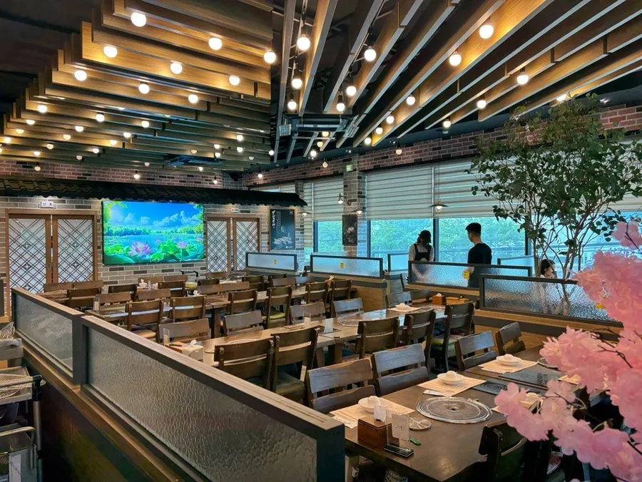 Long table seating for group gatherings