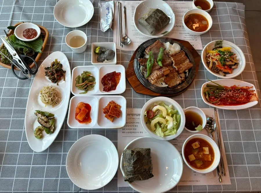 Full spread of the 12-dish bansang