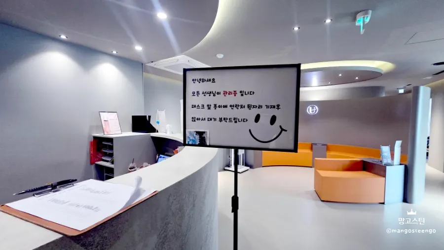 깔끔한 인테리어의 매장 내부 전경