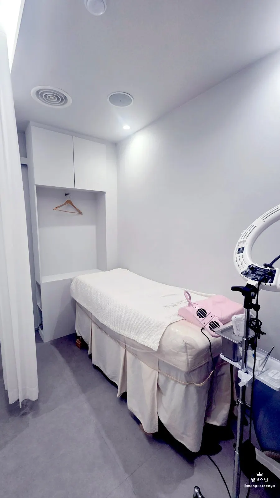 누워서 진행하는 속눈썹 시술 베드
