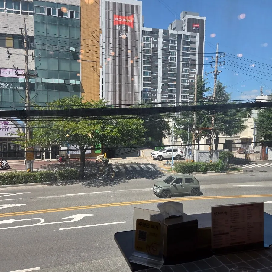 창가 테이블에 차려지기 시작한 한상