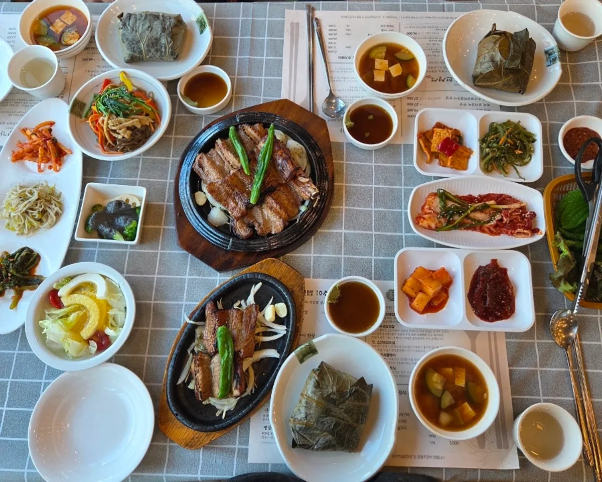 상 가득 차려진 화덕돼지갈비한상 3인분