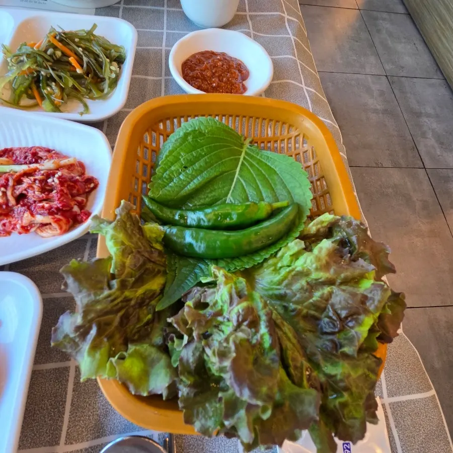 상추와 깻잎에 올린 화덕돼지구이 쌈
