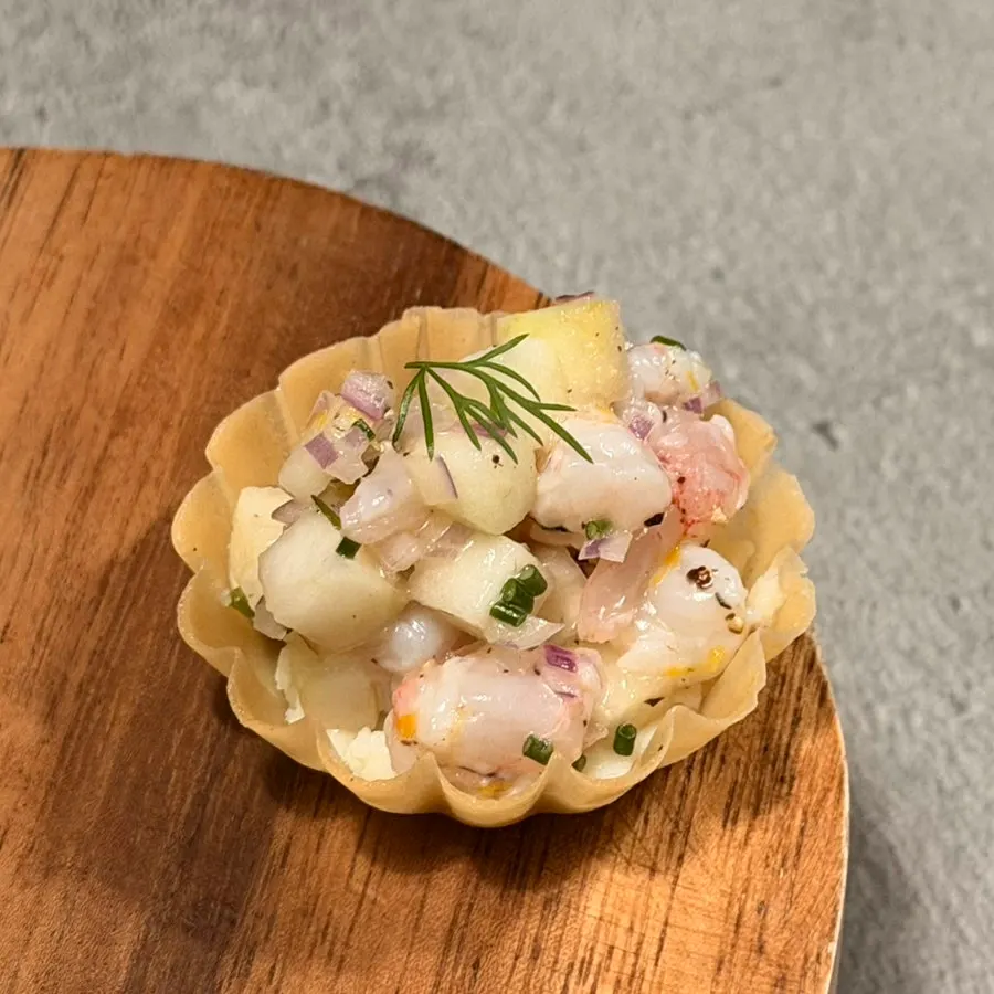 Potato purée tartlet topped with sweet shrimp and apple