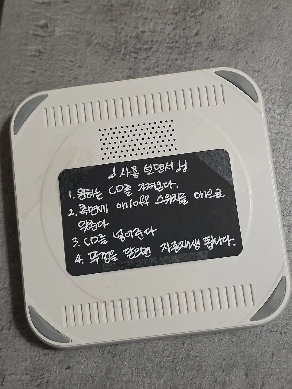 셰프가 요리를 준비하는 오픈 주방