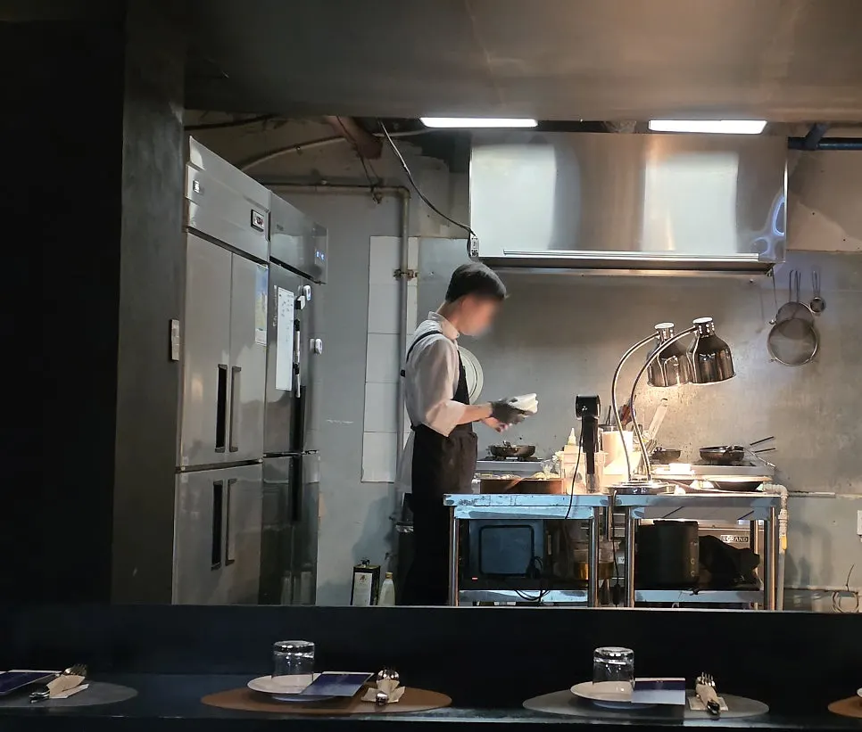 하도 음료와 잔이 놓인 테이블