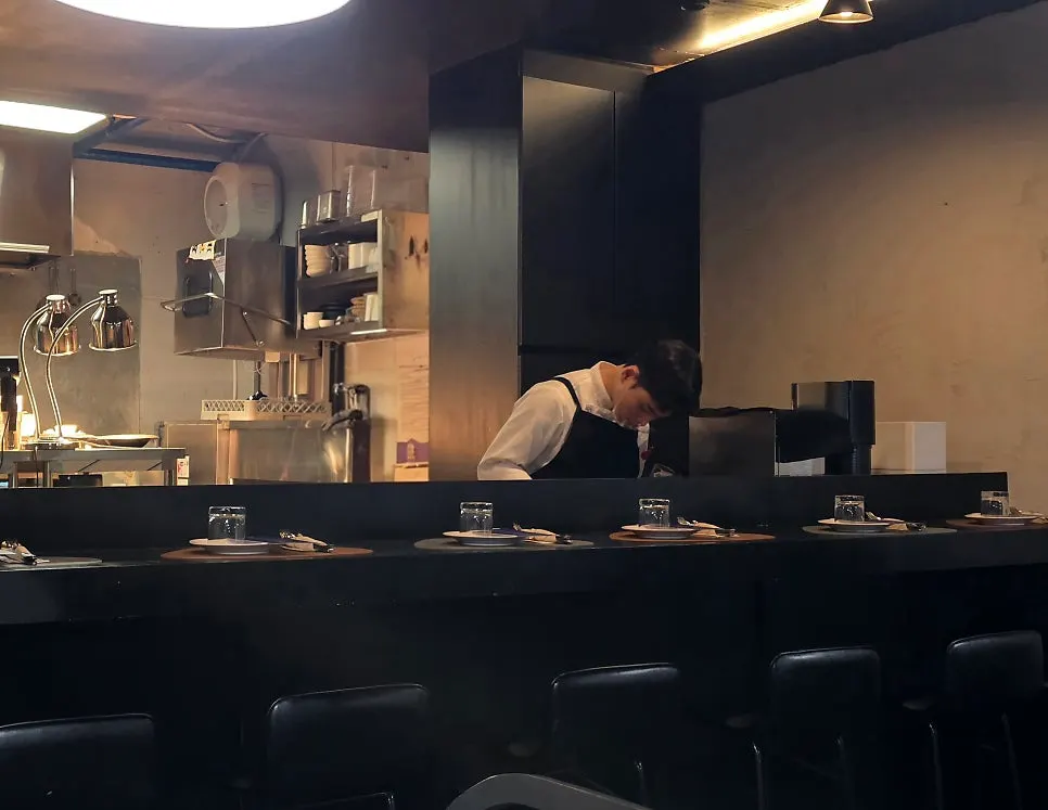 코스 첫 접시가 놓인 모습
