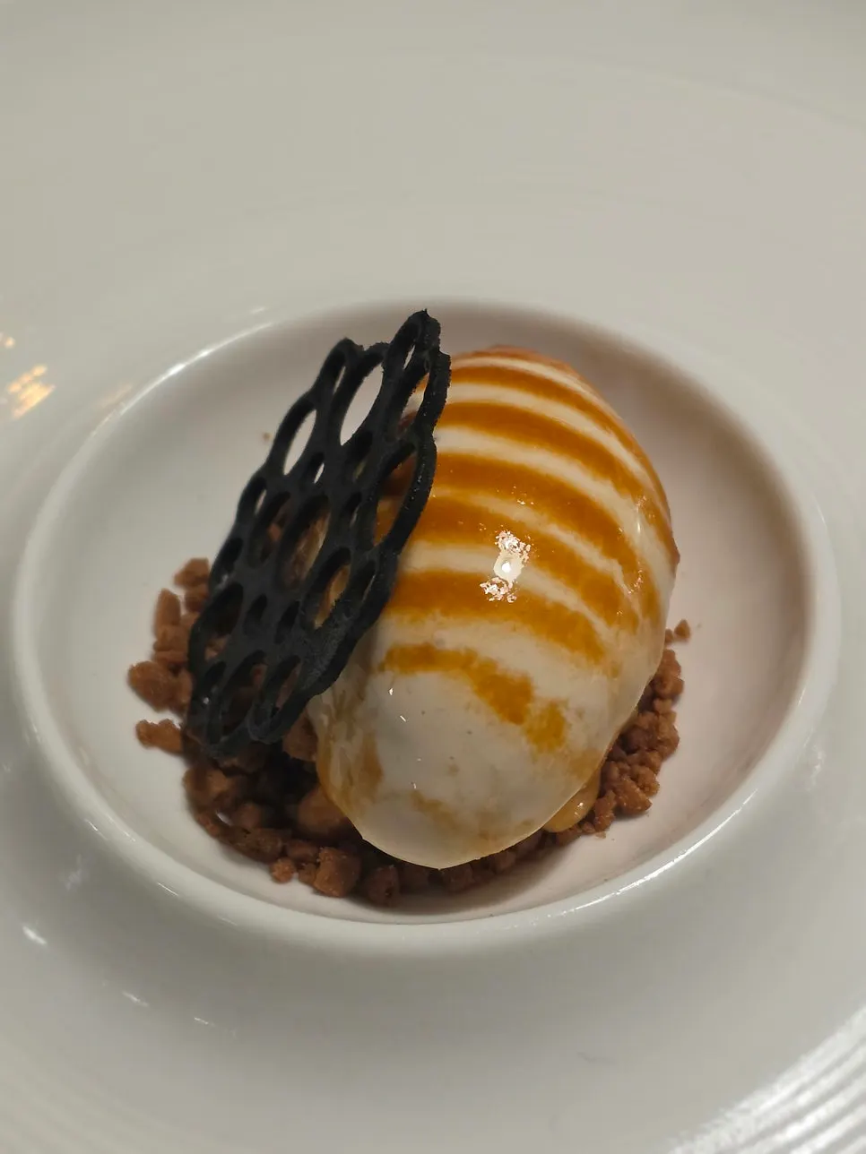 솔티드 카라멜을 올린 디저트 클로즈업