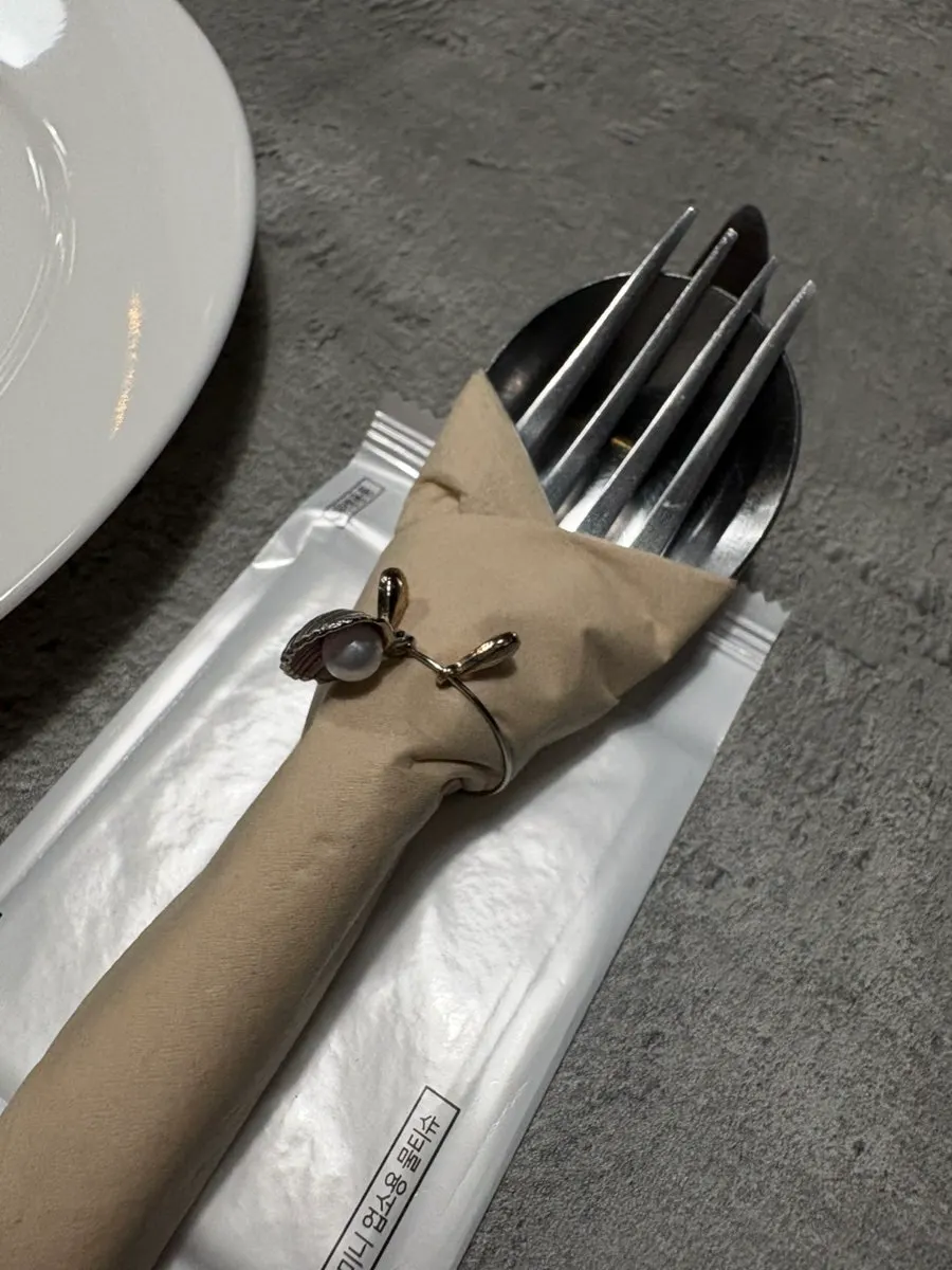 Hado's table setting before the course begins