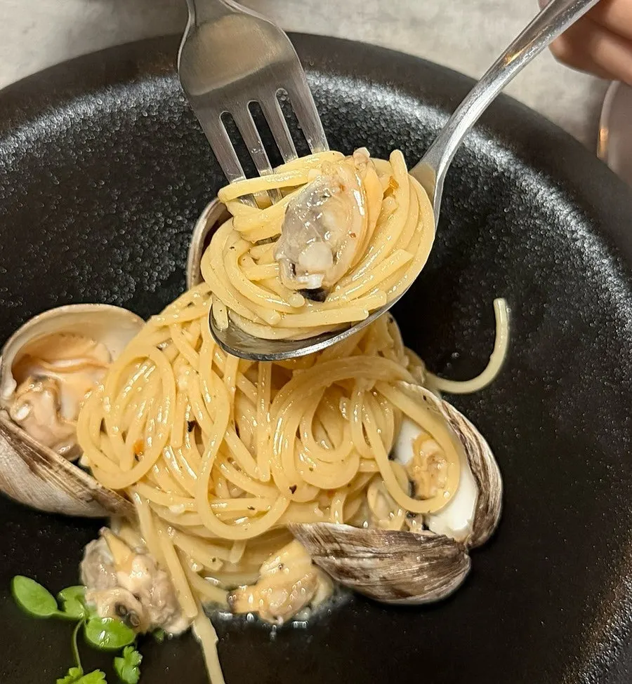 Vongole pasta noodles with clams