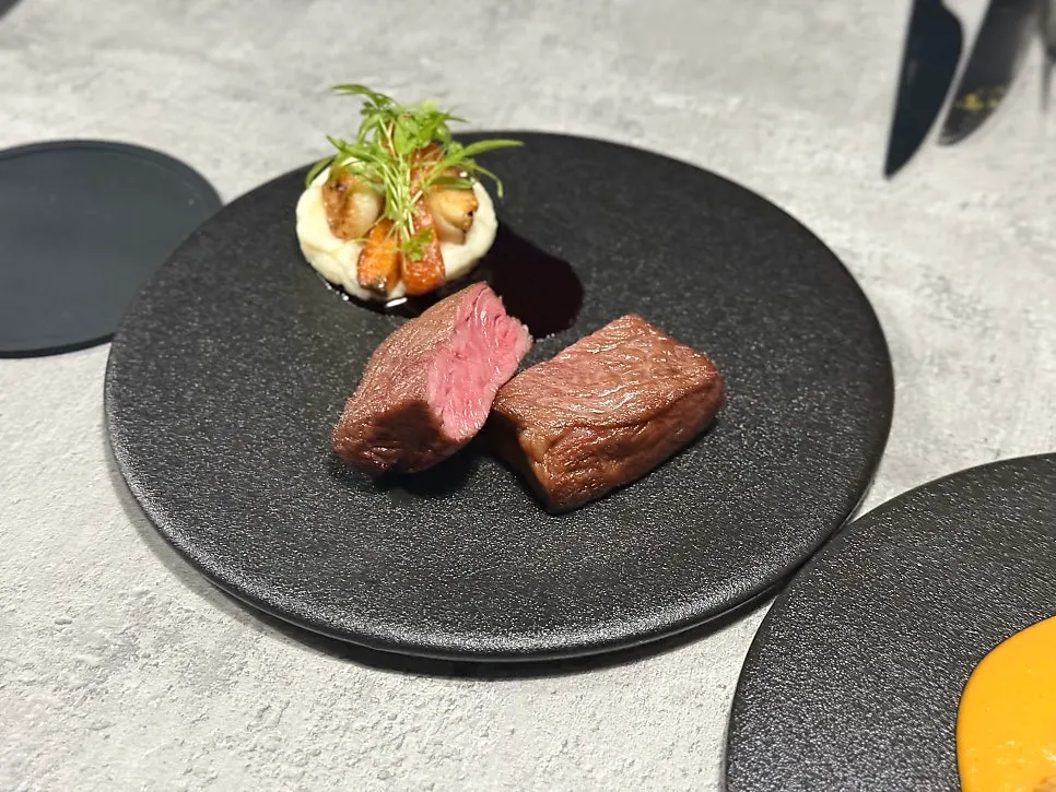 Cross-section of chuck flap steak with red wine sauce