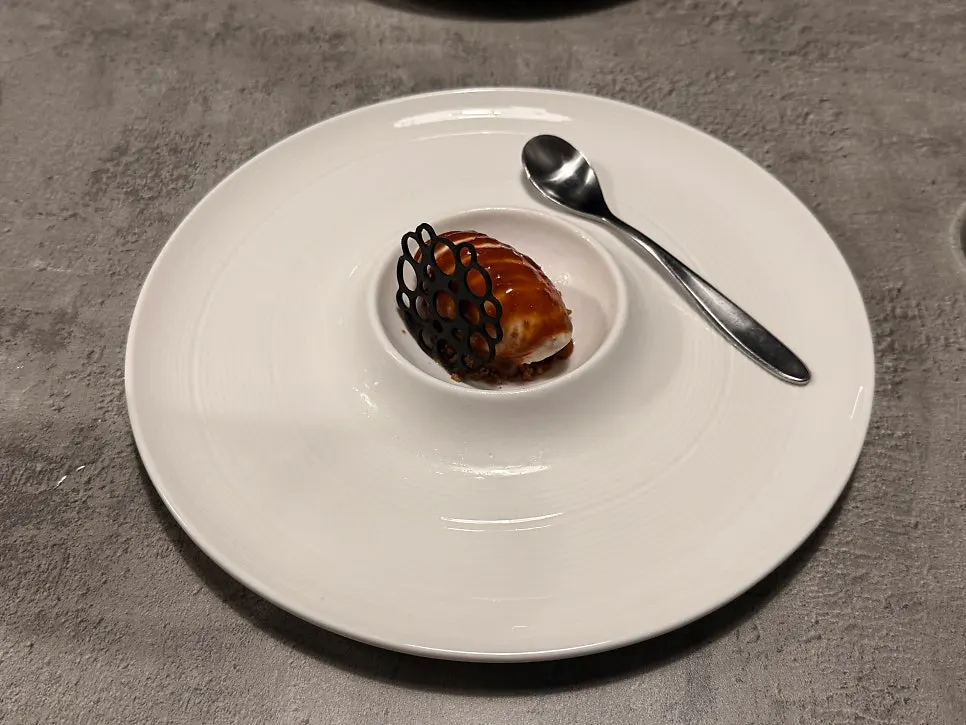 Table with empty main course plates