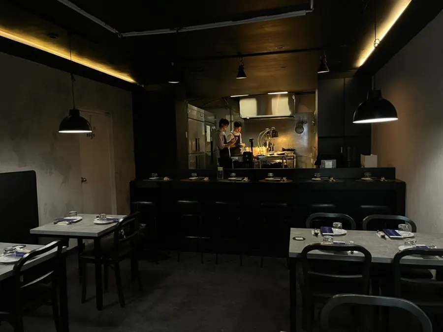 어둡고 세련된 하도 캐주얼 다이닝 내부
