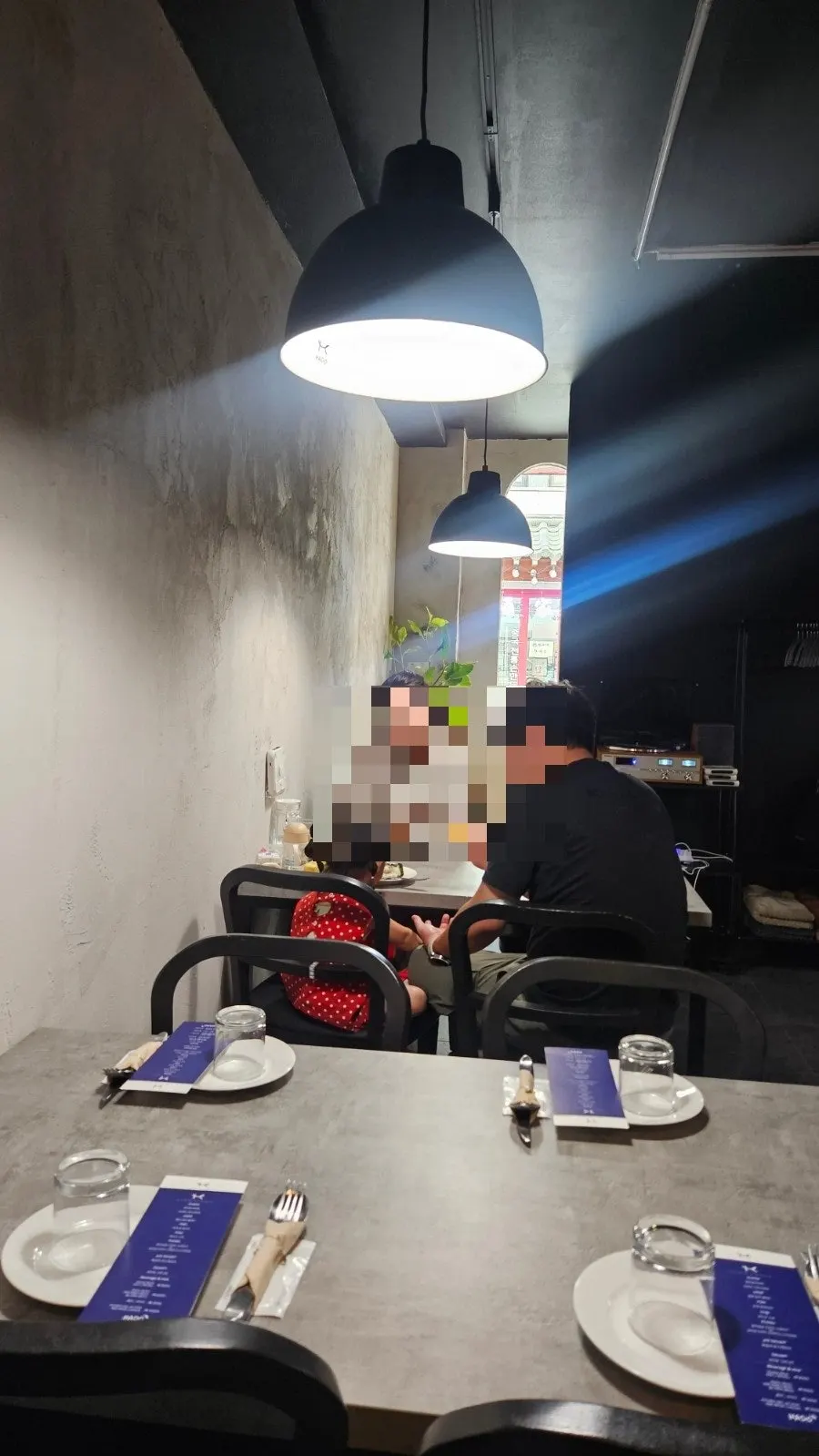 어두운 톤 조명의 하도 매장 내부