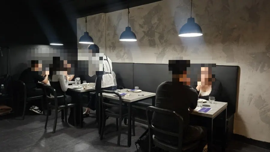 2~4인 테이블로 구성된 하도 홀
