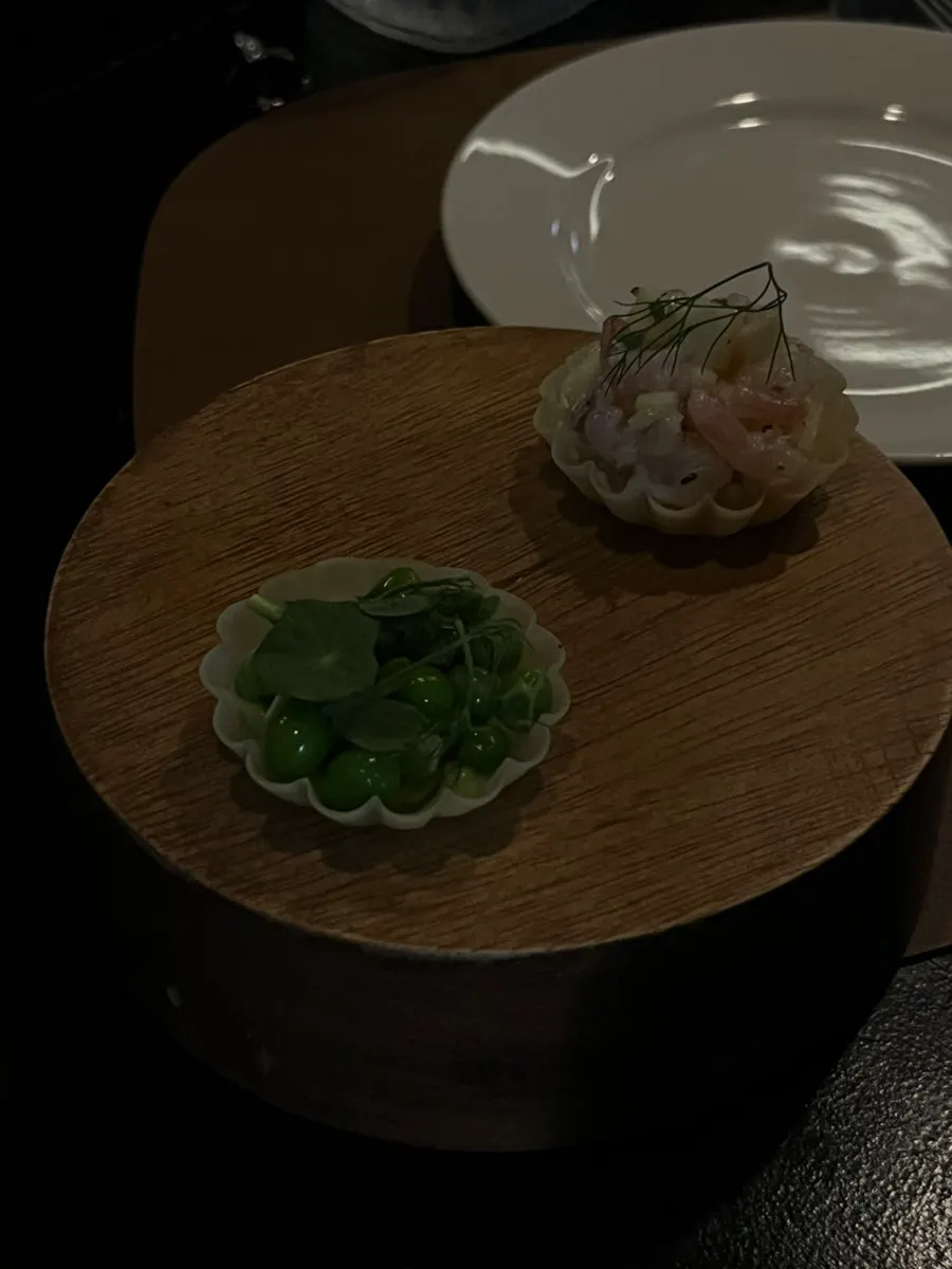 바 자리에서 본 하도 오픈키친 조리 모습