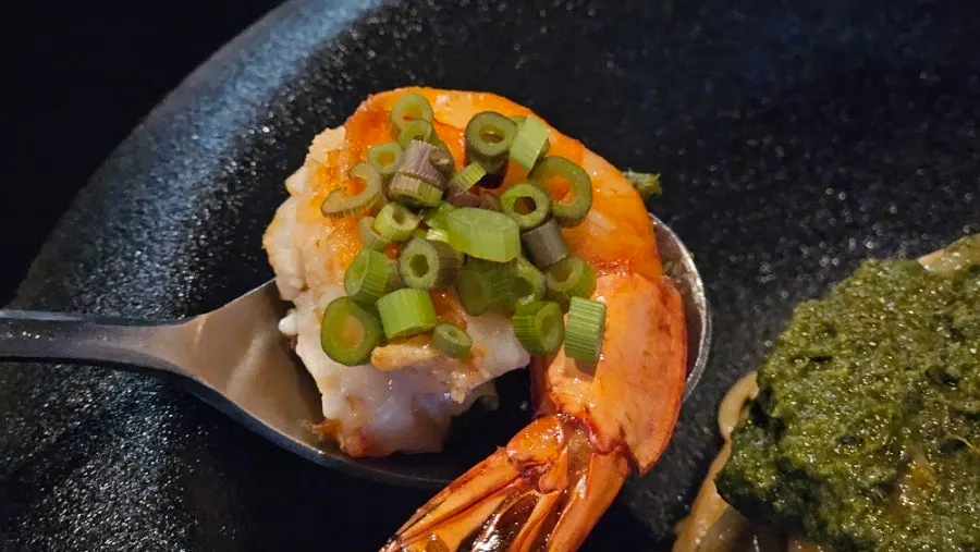 새우 토핑이 올라간 비스큐 파스타 클로즈업