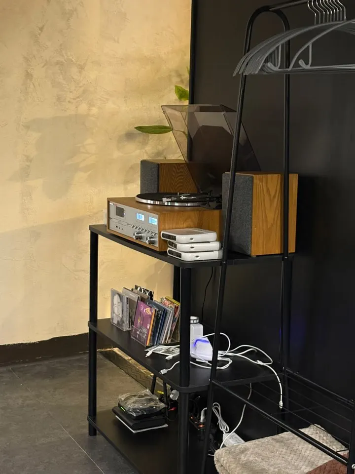 ハド店内の片隅のターンテーブルとオーディオ、CD