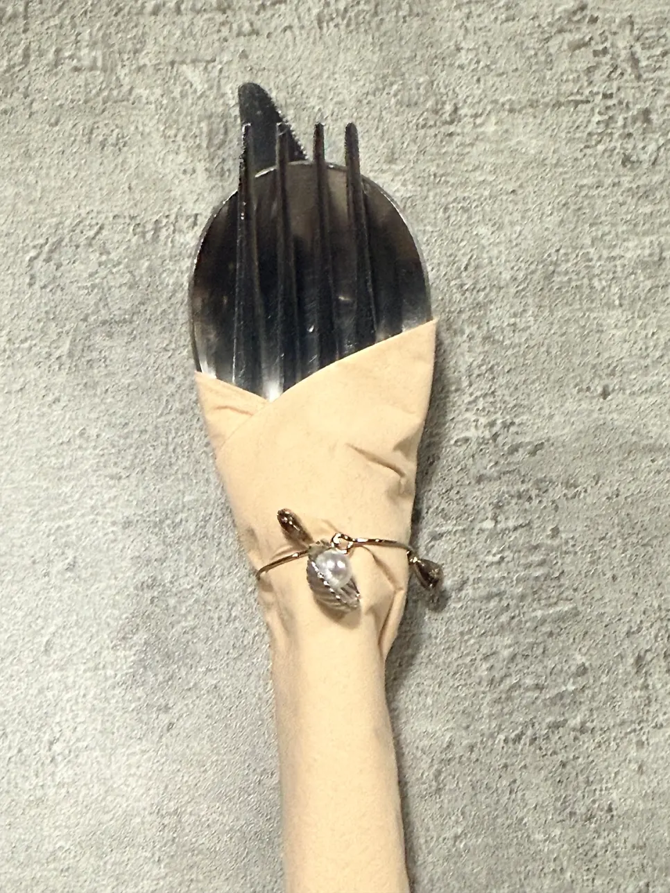 ナプキンで包んだカトラリーとパール飾りのテーブルセッティング