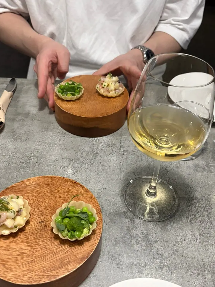 タルトの前菜と一緒に置かれた白のハウスワイン