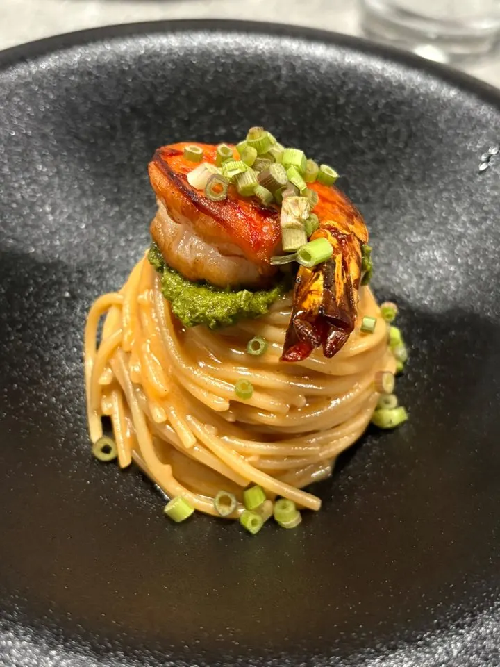 エビを乗せたミナリ柚子ビスクパスタの一皿