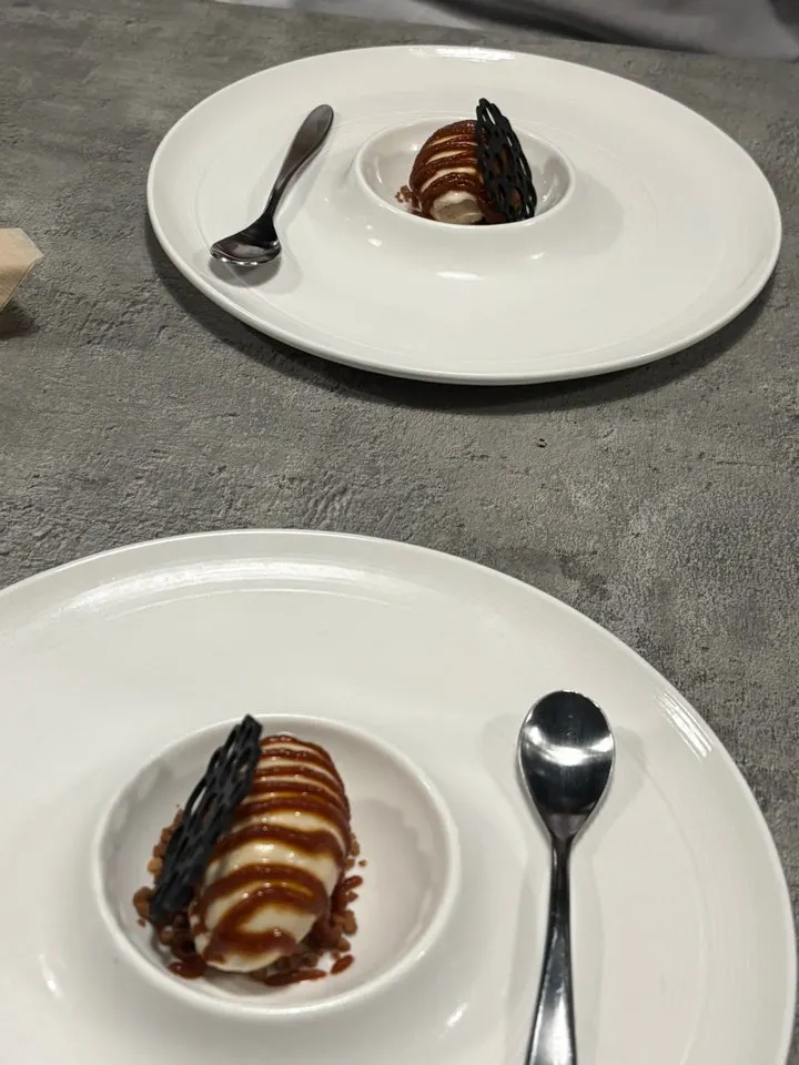 クランブルの上に乗せたアールグレイアイスクリームのデザート