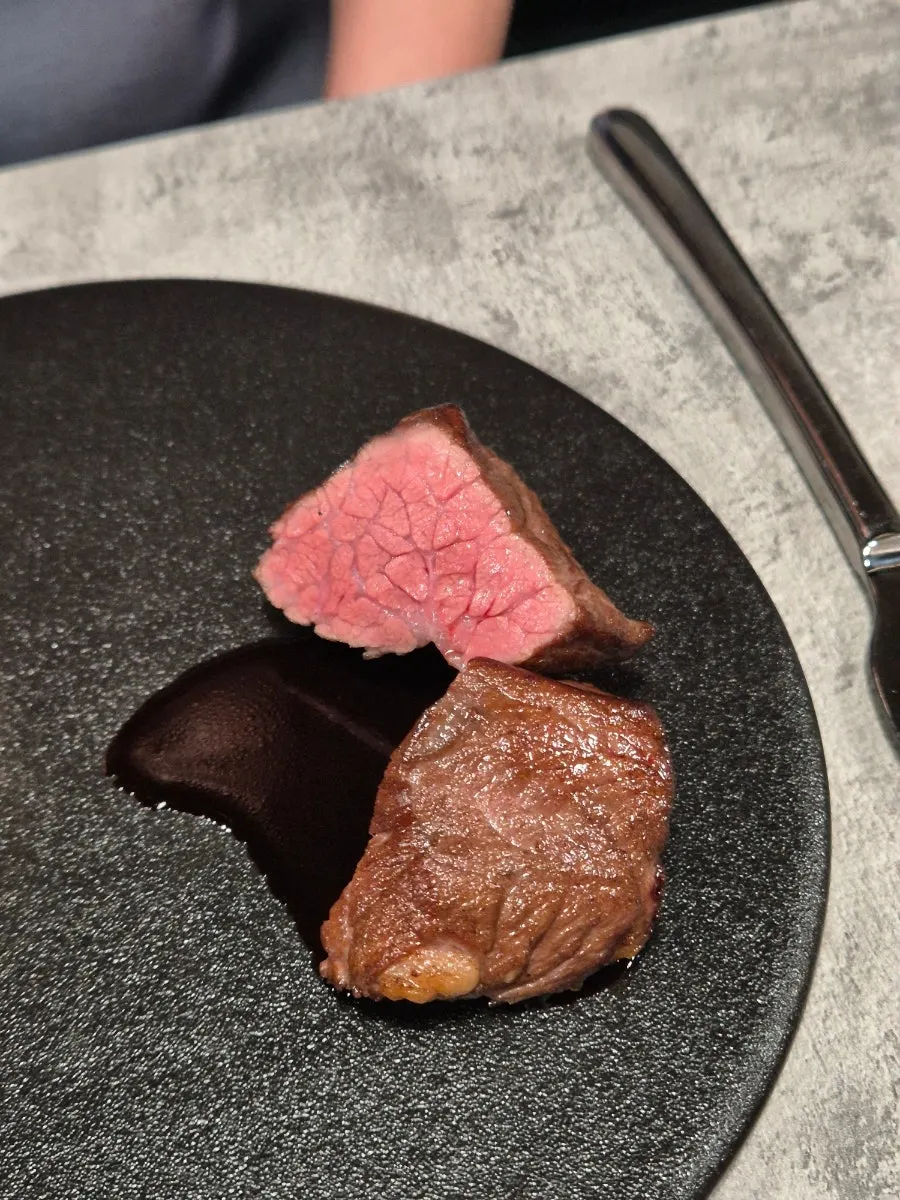 살치살과 닭가슴살 수비드 스테이크 두 접시