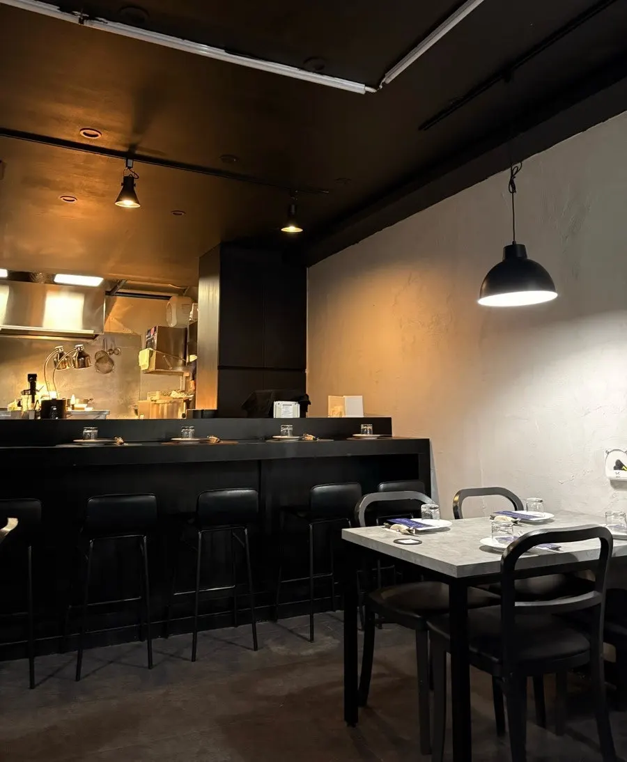 Hado's interior in black and gray tones
