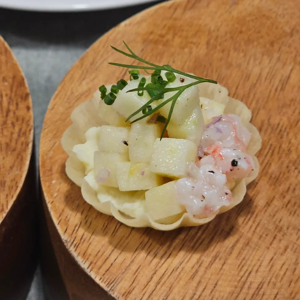 Bite-sized sweet shrimp apple tart starter