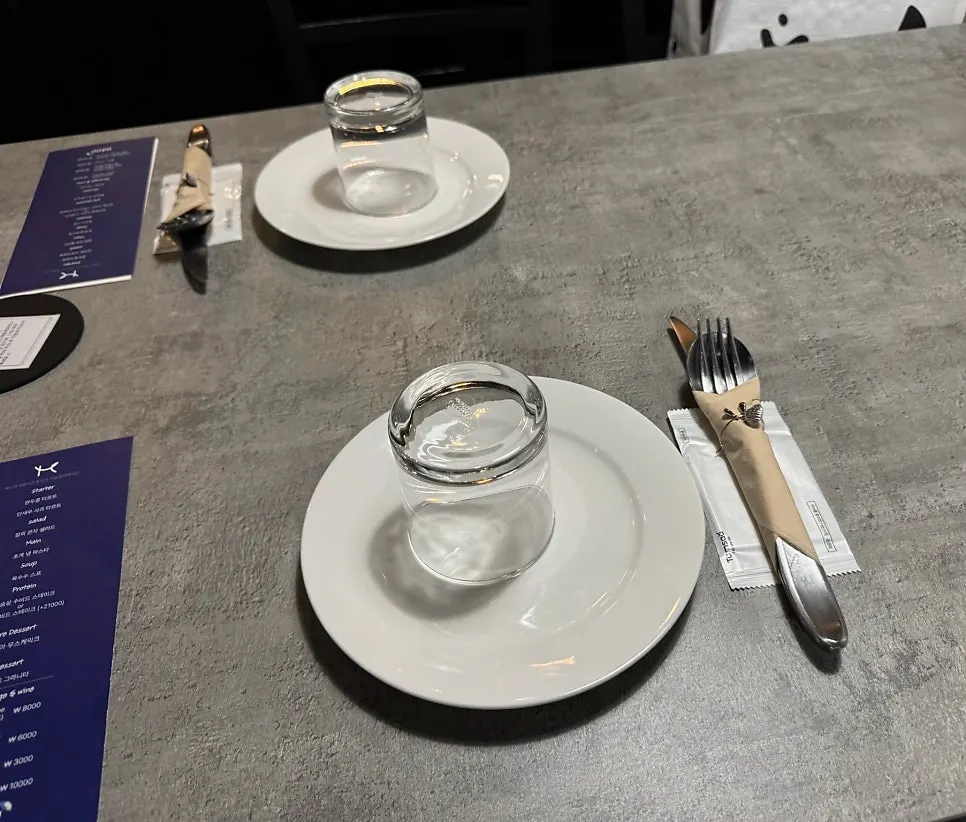 Table setting at a 4-person table at Hado