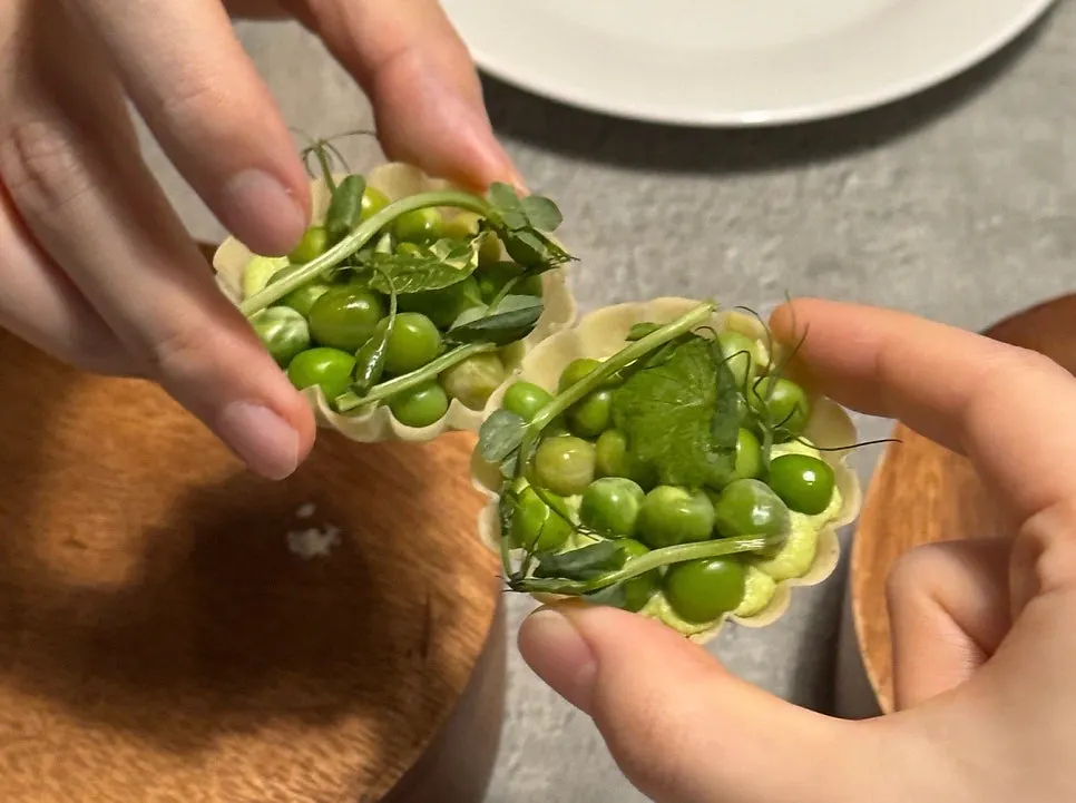 Green pea tart filled with pea purée