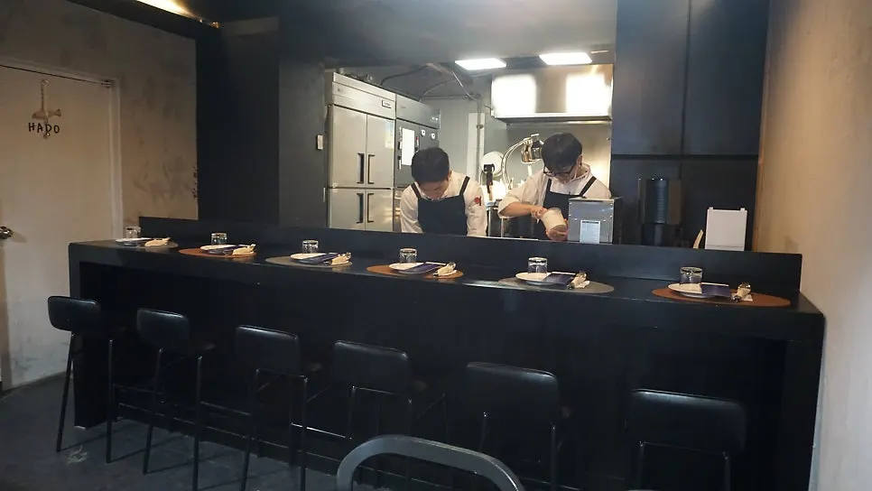 블랙톤 인테리어의 하도 내부 테이블