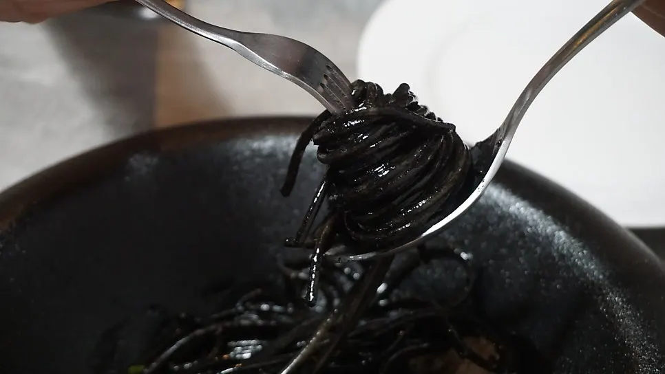 오징어 먹물 파스타 한 접시