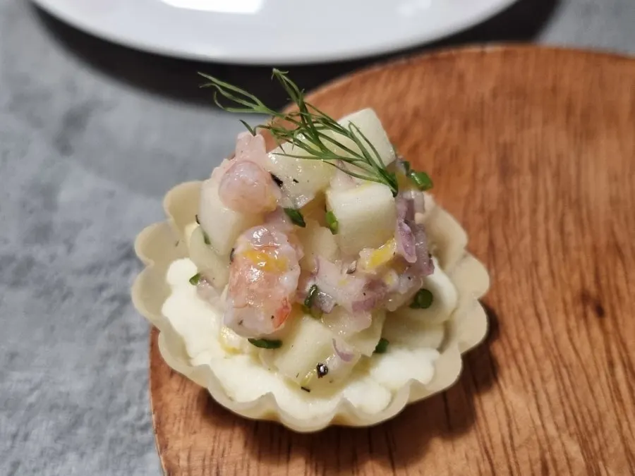 Sweet pea tart with a crisp tart shell