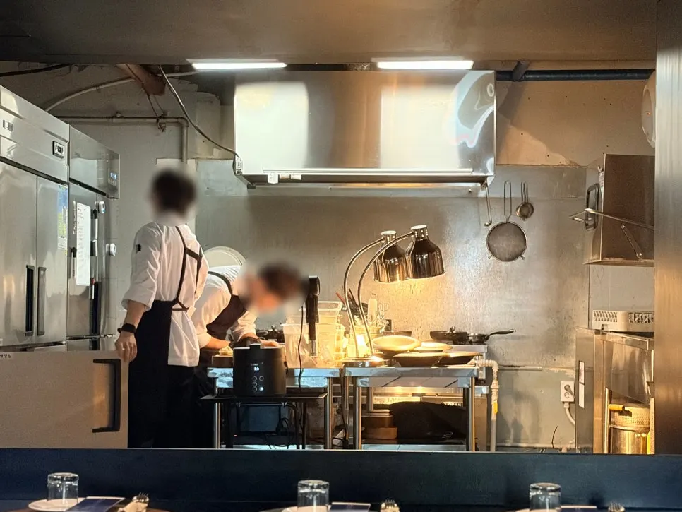 한 칸 높게 마련된 하도 오픈주방에서 조리하는 모습