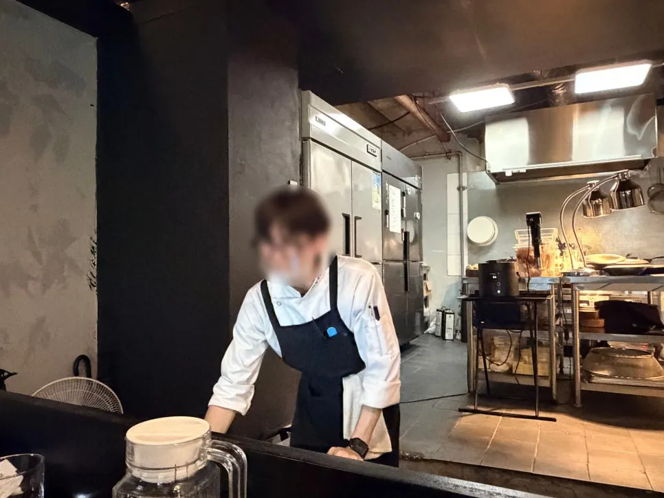 하도 셰프가 접시에 재료를 올리며 플레이팅하는 장면