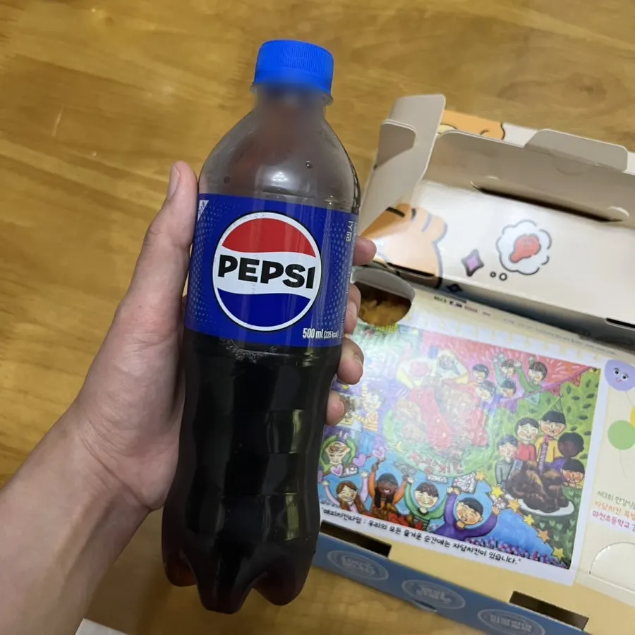 함께 준 소스 두 종류와 500ml 콜라