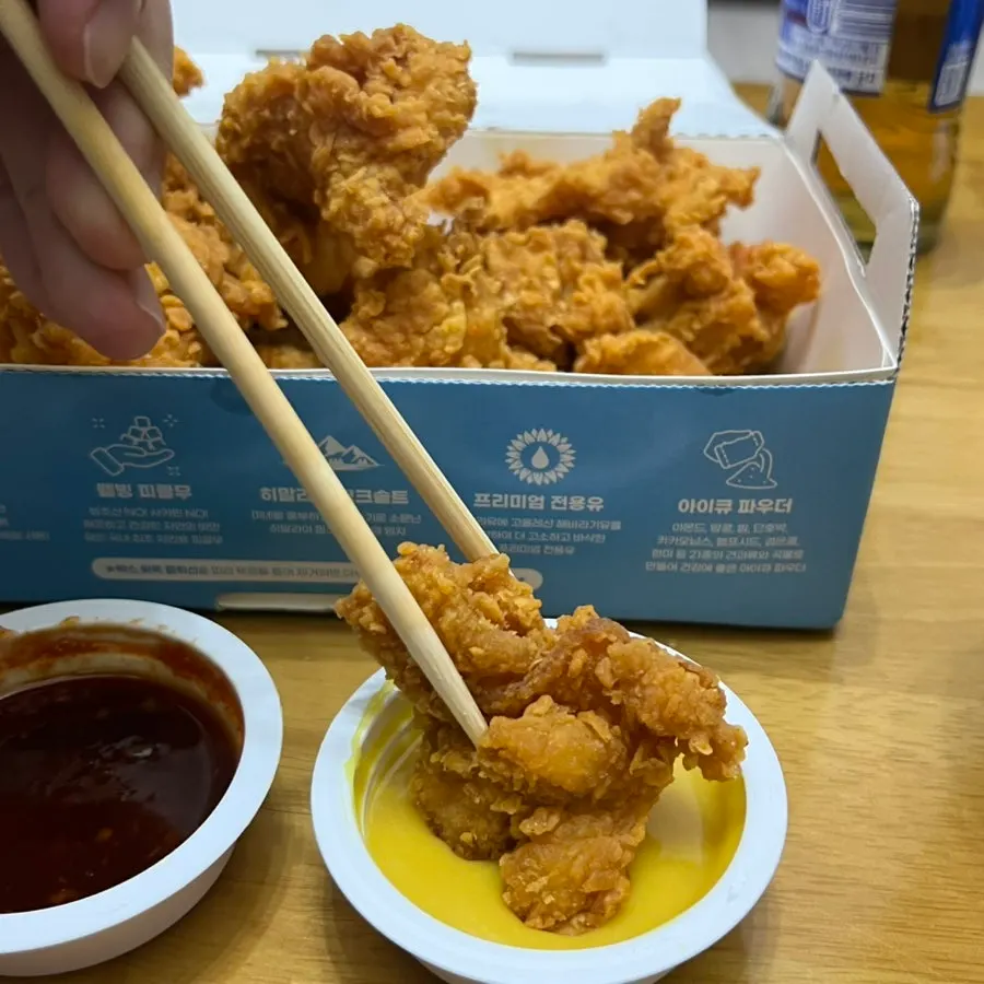 순살치킨과 소스를 함께 담은 접시