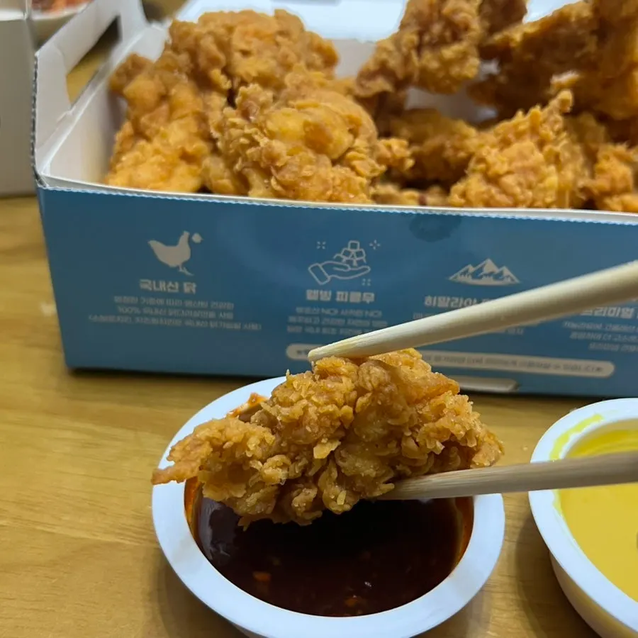 허니머스타드 소스에 찍은 순살치킨