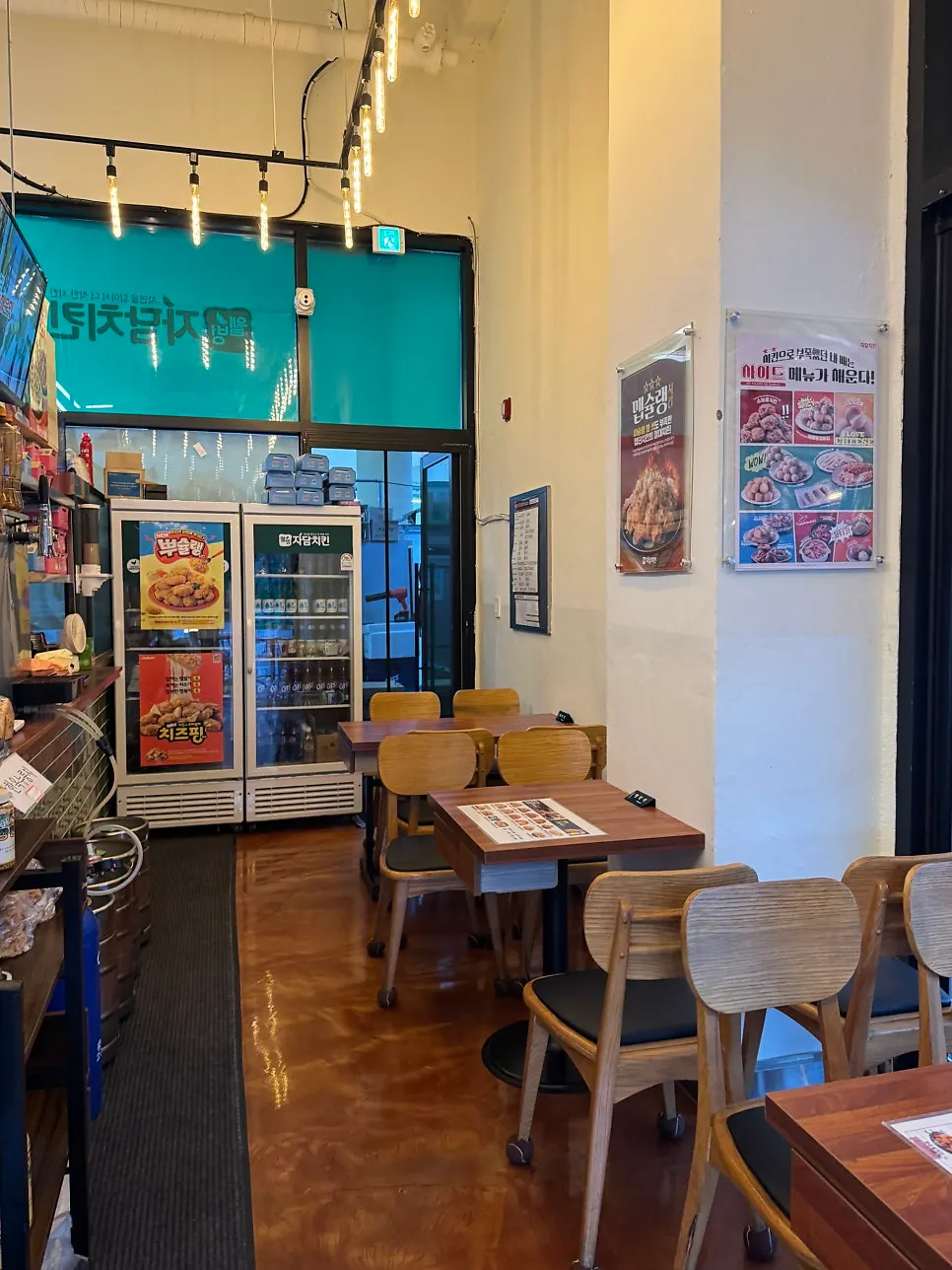 Indoor tables at Jadam Chicken Hadong Hwagaejangteo
