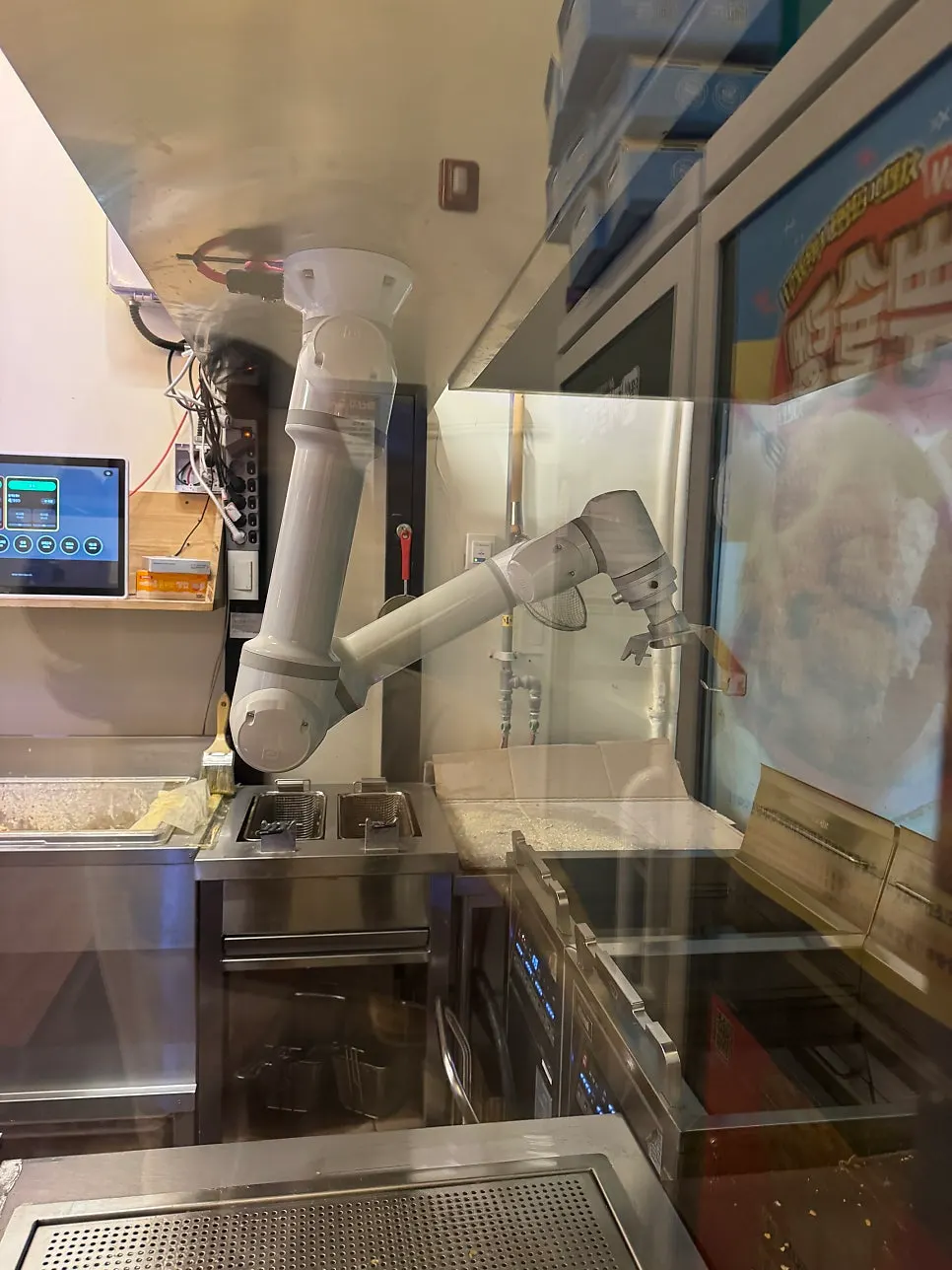 The chicken cooking robot in the Jadam Chicken kitchen