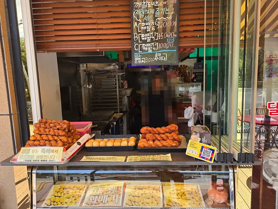 자담치킨 하동화개장터점에서 함께 파는 꽈배기와 도넛