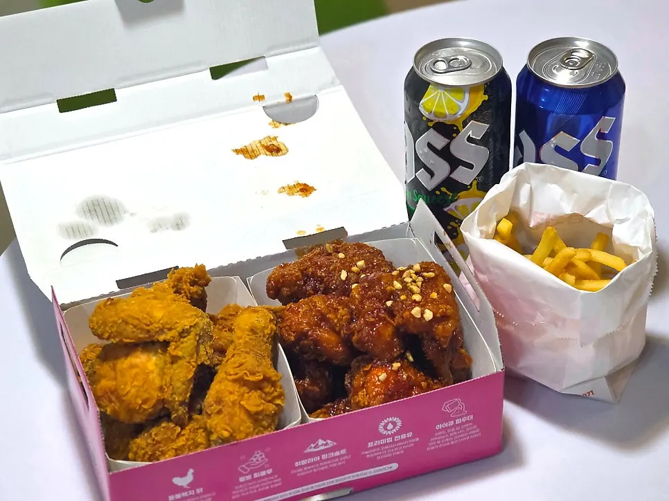 후라이드반 양념반 반반치킨 전체 모습