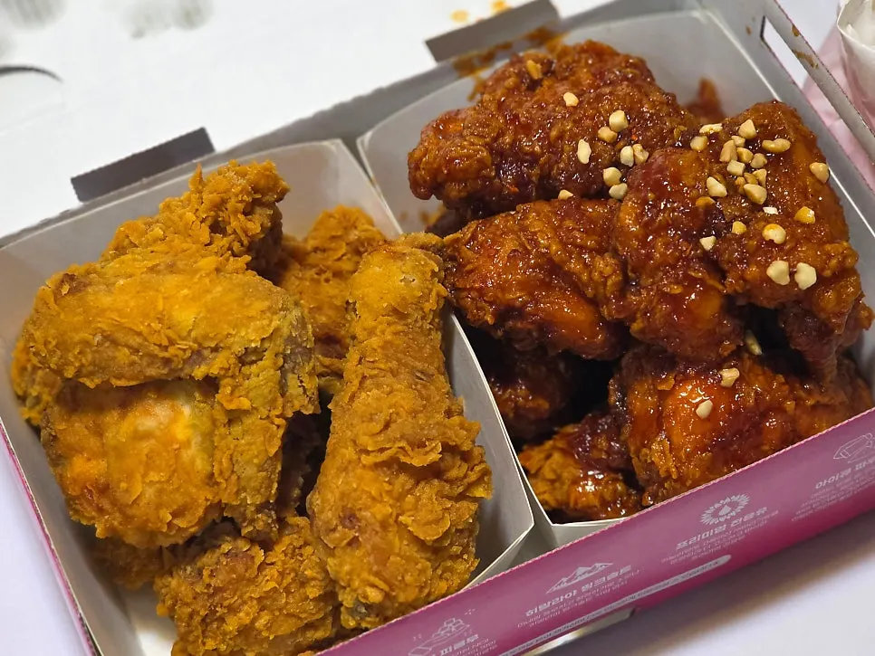 반반치킨과 감자튀김 상차림