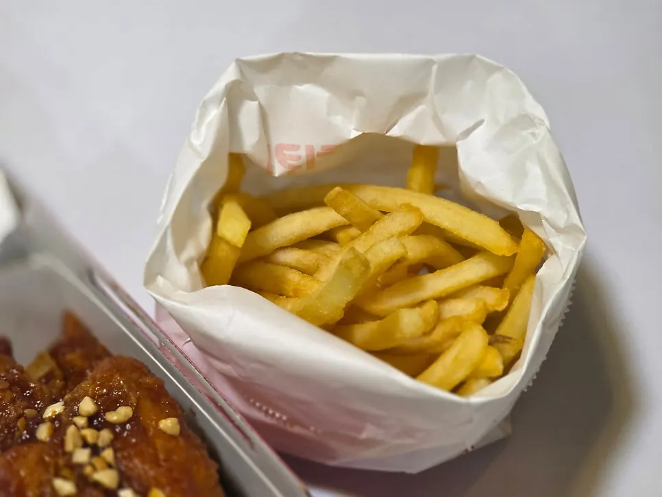 숙소 테이블에 놓인 치킨 클로즈업