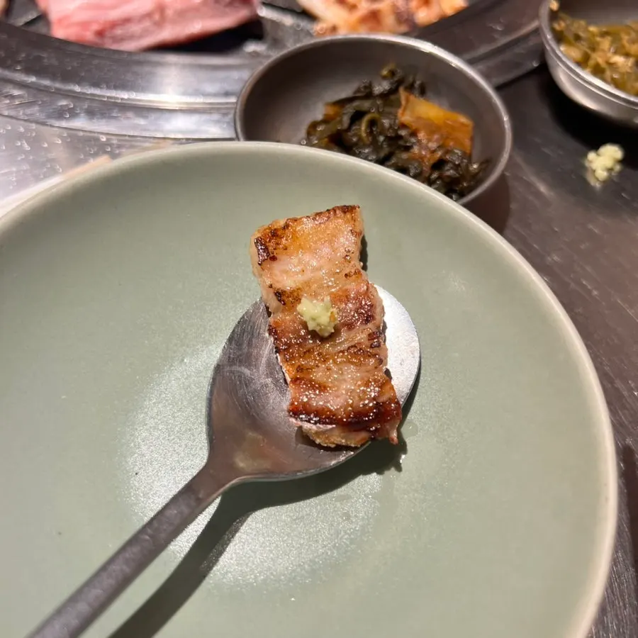 Grilled plain ribs cut into bite-sized pieces