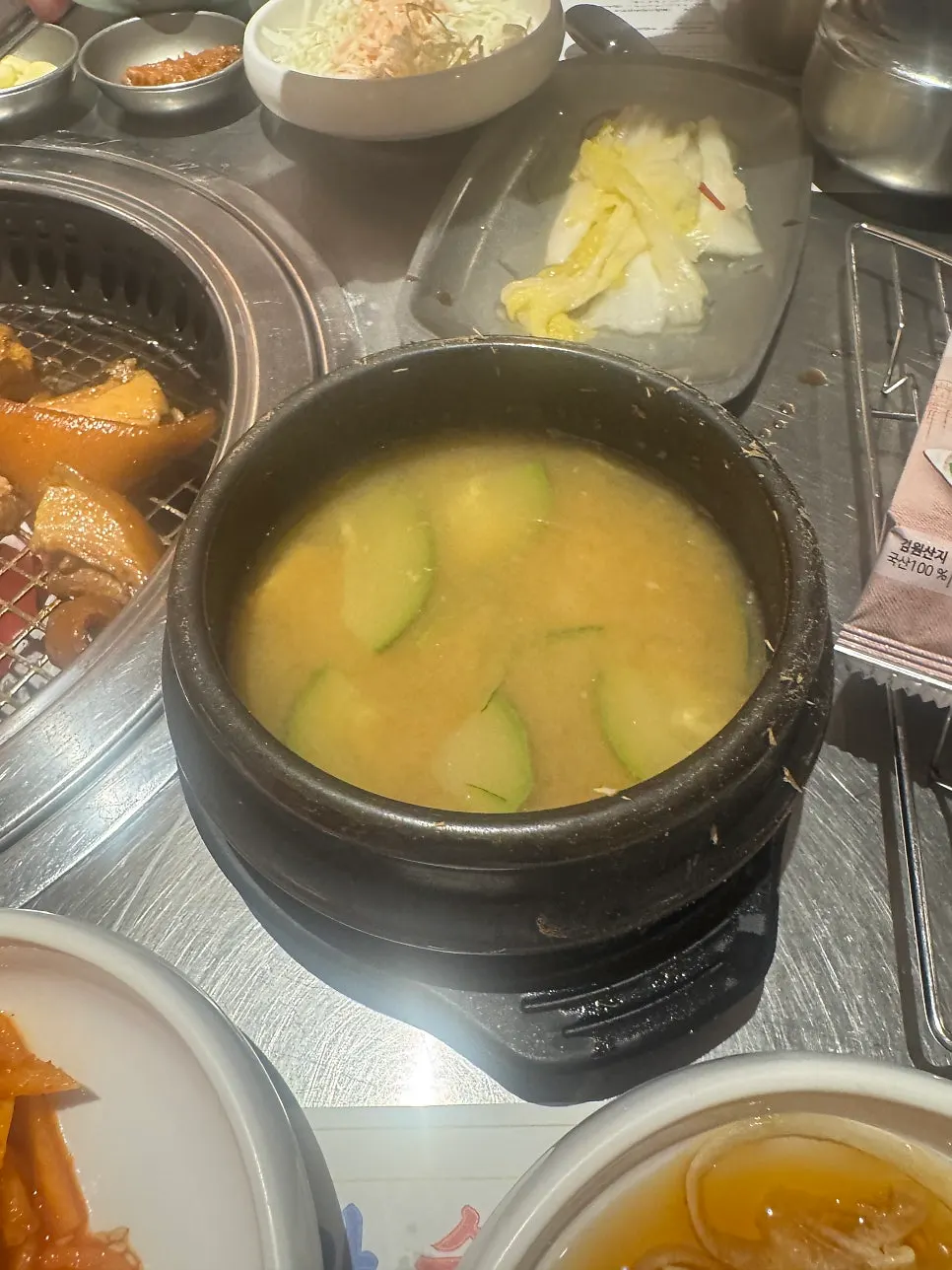 기본 반찬 양파절임과 잡채