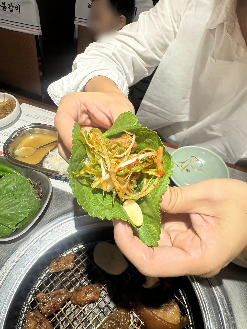 깻잎에 갈비와 장아찌를 올린 쌈