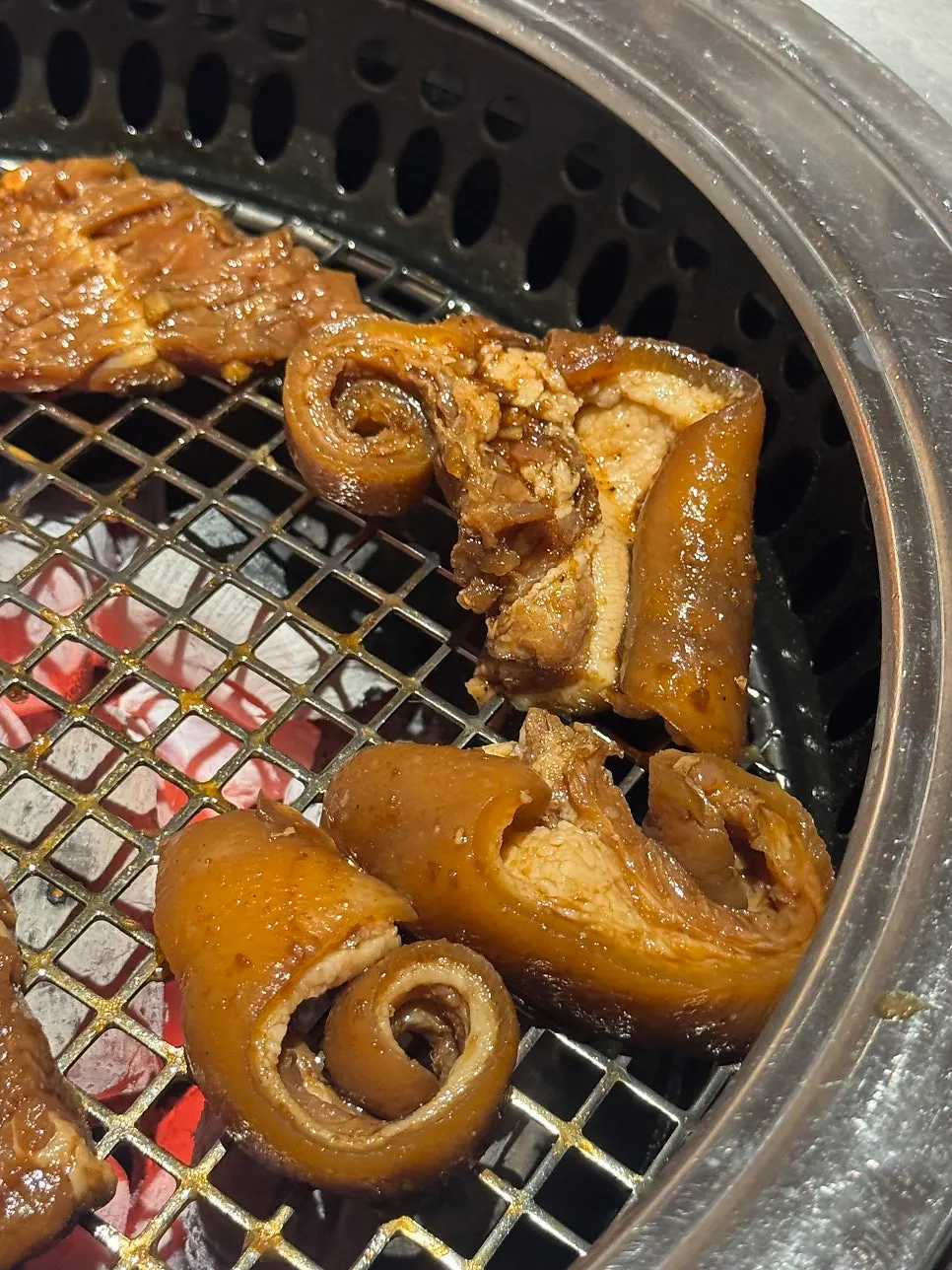 숯불 위에 올린 돼지꼬리구이